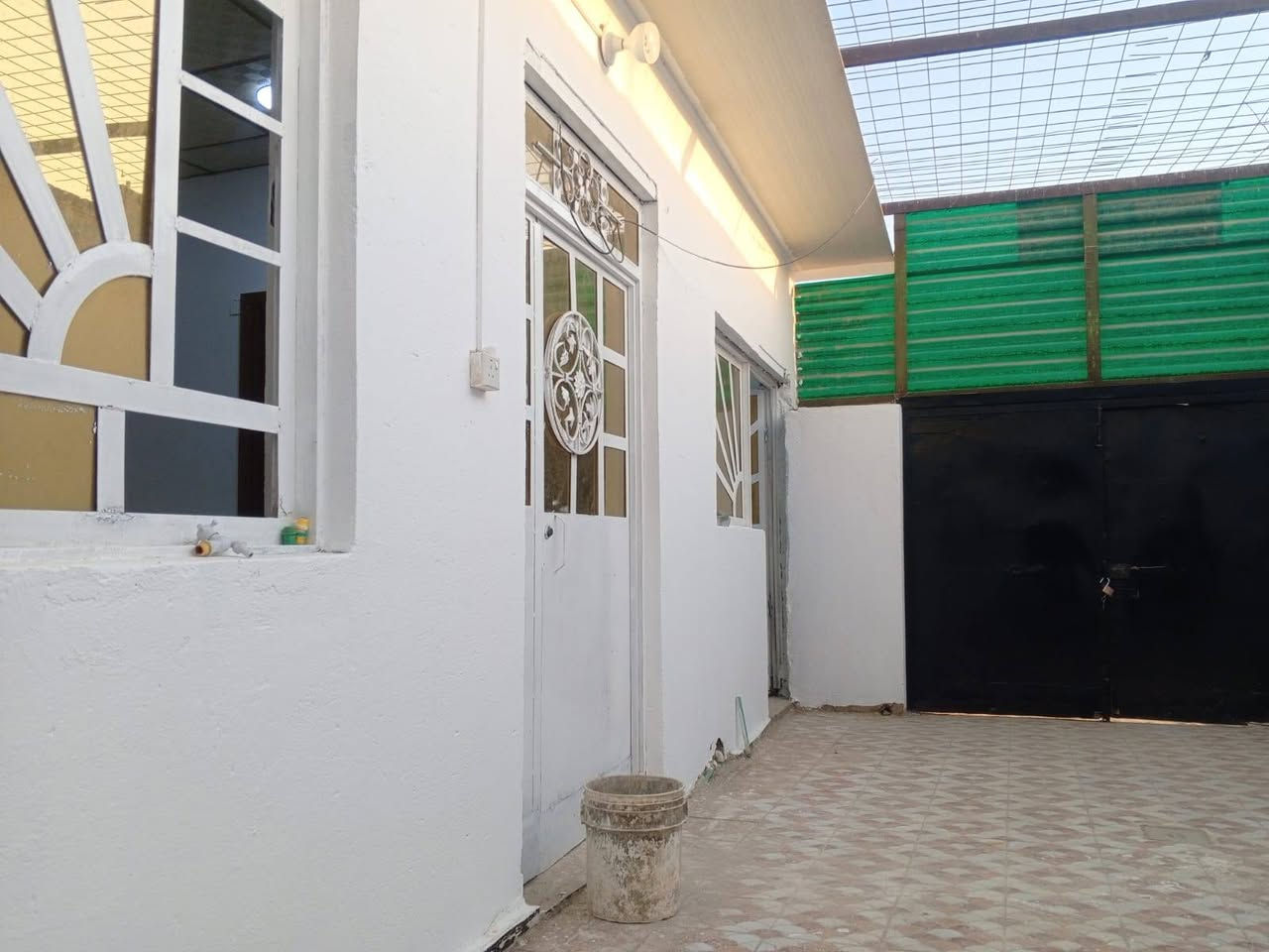 السلام عليكم 
بيت اليجار 
ابي الخصيب شارع الوسطي 
غريب ع سايدات الثنين 
سندويج غرفه وصاله وستقبال ومطبخ وصحيات وكراج 
يجاره 300 
والي ينطي مقدم مال كم شهر 
250
عقارات امير الصالحي 
***********
