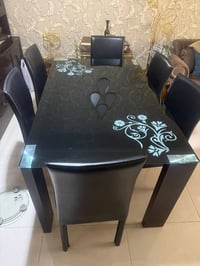 ميز • ٦ كراسي • جلد نظيف