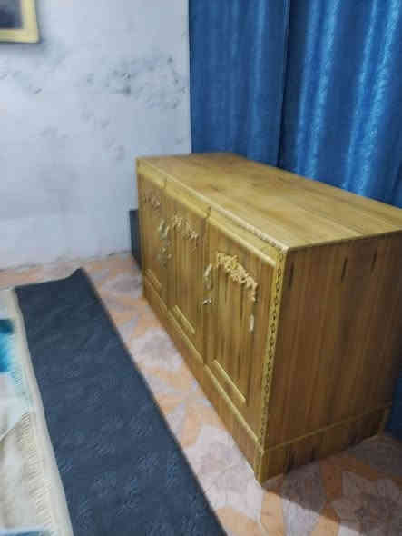 بوفيه جديده حطاطه ما مستخدمه متره ونص للبيع السعر 110 بعقوبه التحرير الرقم ***********
