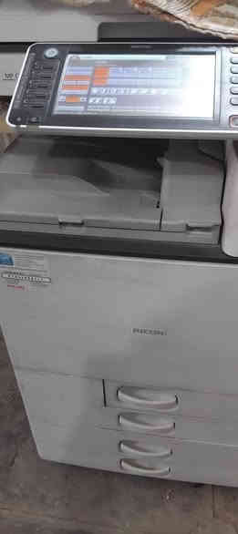 السلام عليكم محتويات المكتبه للبيع لعدم التفرغ بغداد الاتصال ***********المحتويات جهاز استنساخ ريكو عادي ملون نضيف جهاز كبس هويات أغراض امزون جديد السعر مليونين وبيها مجال
