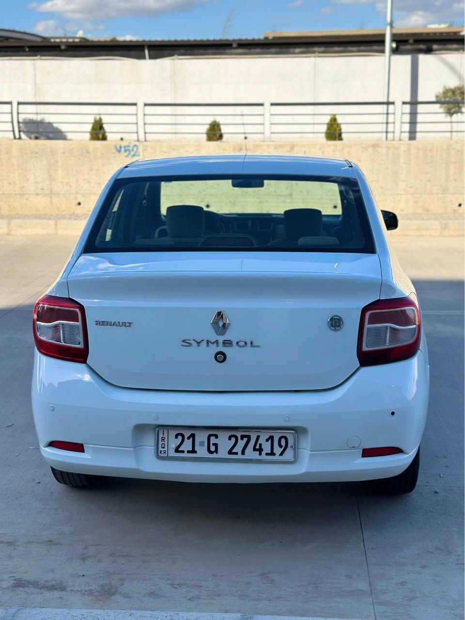 ڕینۆ سیمبول ٢٠١٧ سپی بەفری 
٣ پارچەی بۆیاخە زۆر جوان و ڕێک و پێکە قرچێکی دوای هەیە پێشی کەپسە سەنەوی تازەیە تا ٢٠٢٨ مەسرەفی تیا نیە ماڵی دۆستە تایەی تازە و ڕۆنی تازەیە
*********** السليمانية, العراق
