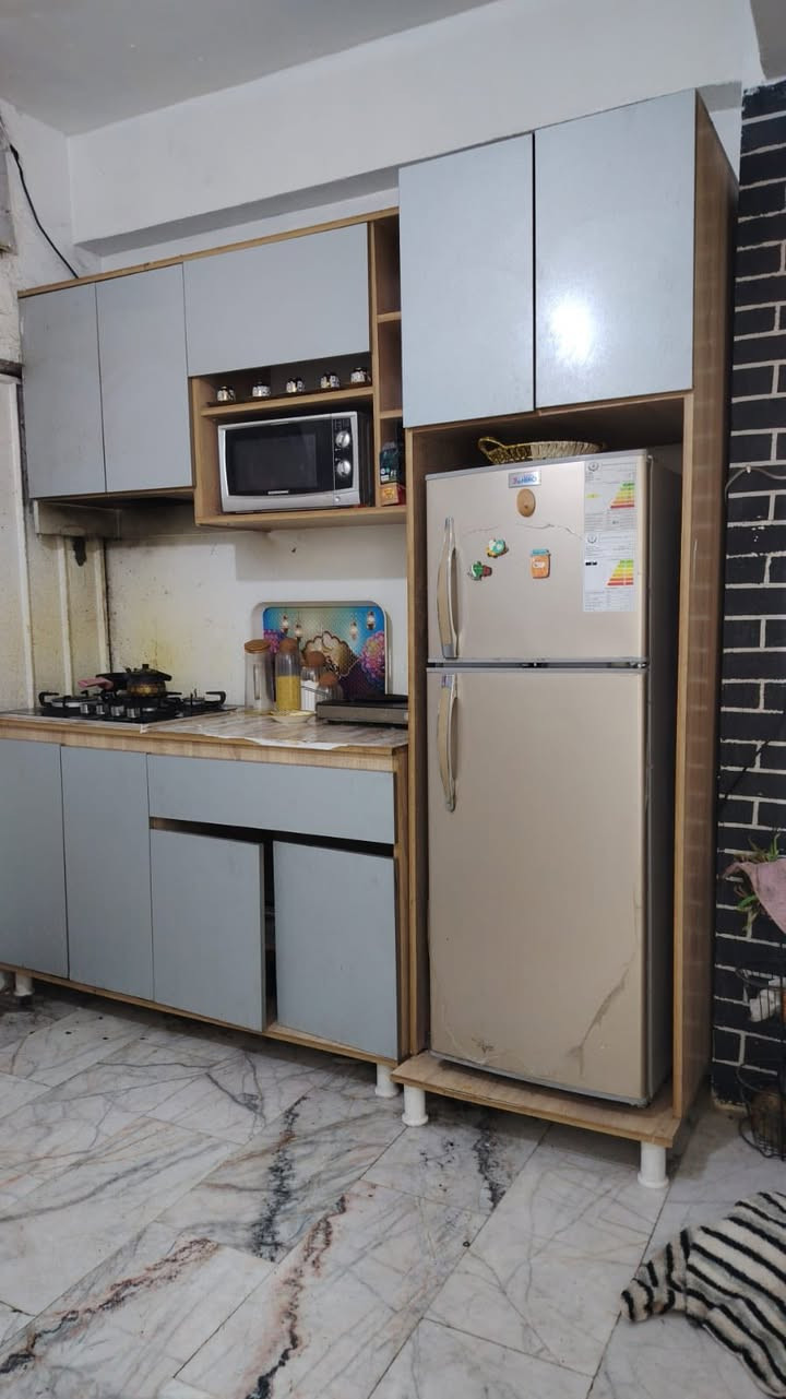 السلام عليكم اغراض للبيع
غرفة جديدة استخدام قليل مابيها اي ضرر 500 الف 
الكاونتر يحتوي ع طباخ 500 , مع الثلاجة 750 الف 
العنوان كرادة داخل 
الرقم للتواصل 
***********
