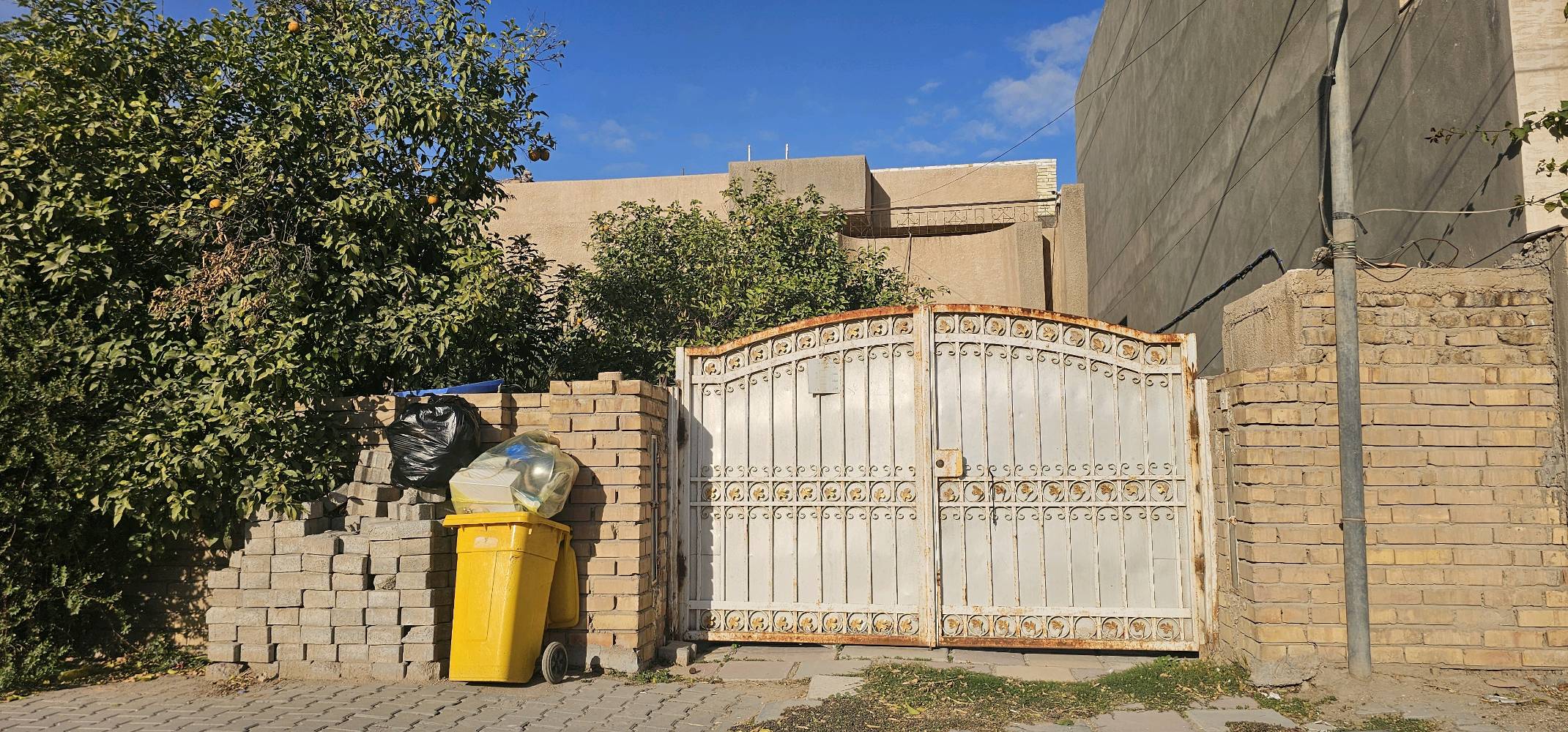 السلام عليكم
دار للبيع المساحه المباعه (294) واجهه(12.80)والنزال(23)
حله .حي الامير بداية شارع الطب العدلي
الاتصال 
***********
***********