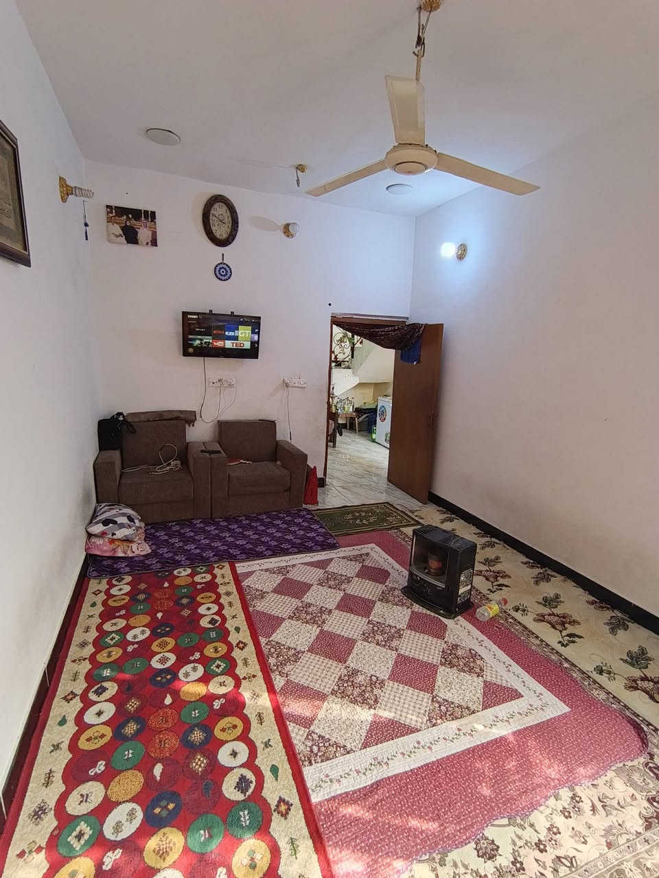 السلام عليكم
بيت مساحة 100متر استقبال وصالة ومطبخ وغرفه وحمامات والطابق الثاني غرفتين وصالة وحمامات والطابق الثالث بيتونات ثنين بلمستقبل تكدر تبني غرفتين مكانه التحرير الزراعي ***********اتصل او راسل الصفحة وتدلل السعر خاص
