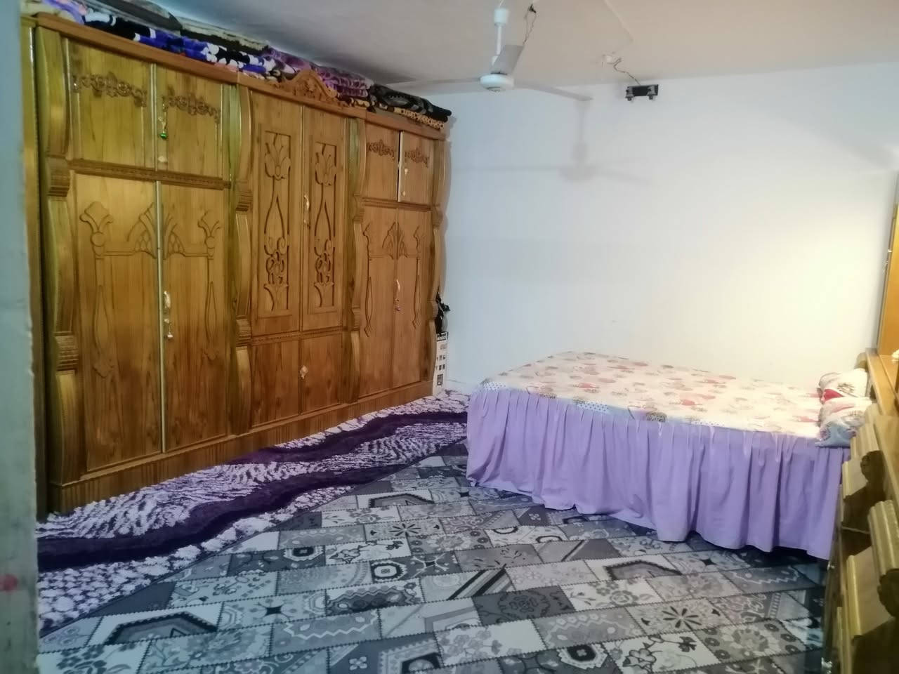 السلام عليكم بيت للبيع 200 متر مقابيل شاࢪع الرئيسي قرب جامع اهل البيت غرفتين نوم صاله 10 امتاࢪ الاستقبال سبعه طول والعرض اربعه مطبخ حراري صغير ومطبخ بارد وحمام داخلي وحمام خارجي وطاࢪمه كراج كلش مساحته كبيره للاستفساࢪ ࢪقم الهاتف ***********
