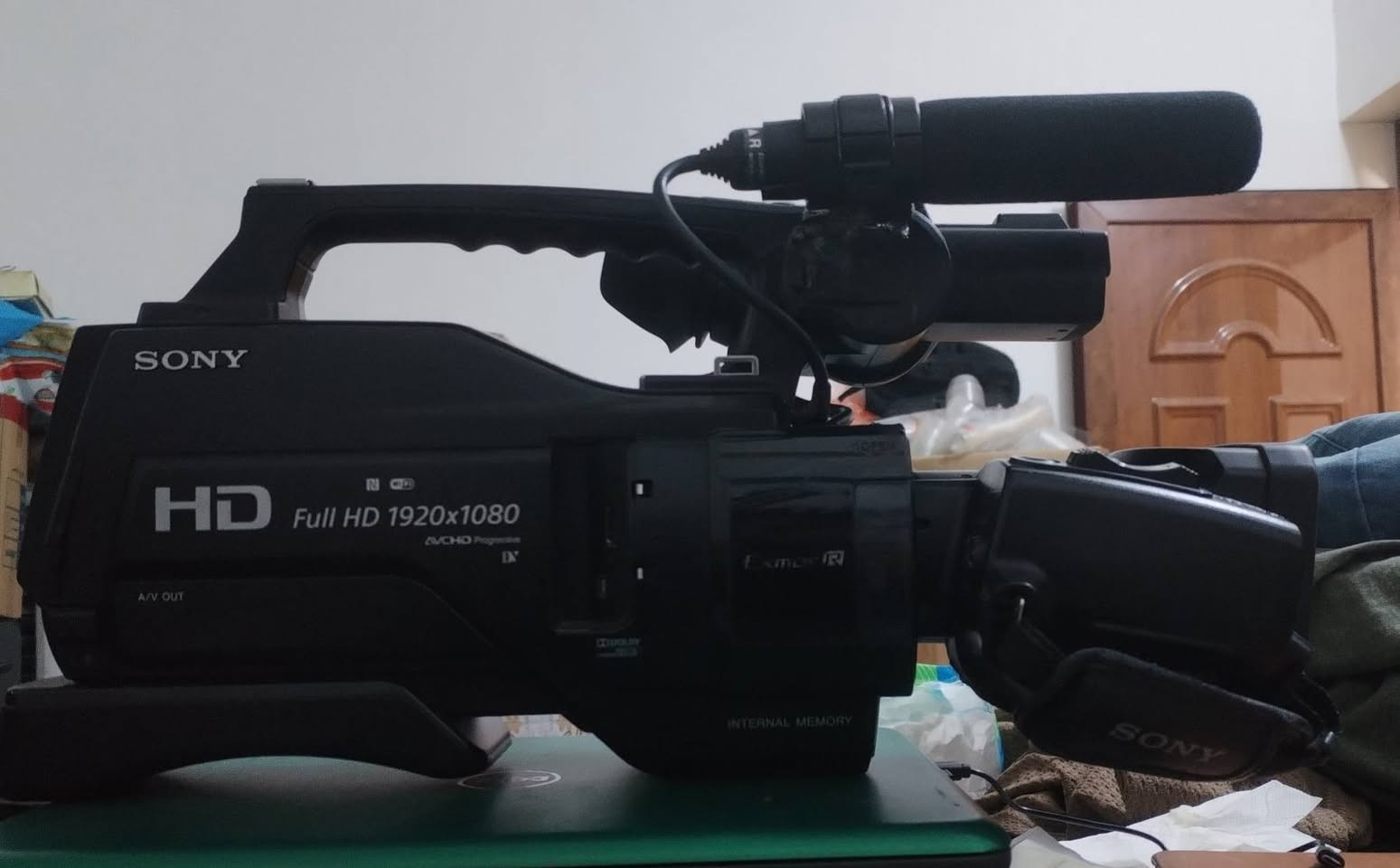 🎥✨ للبيع كاميرا احترافية
Sony HXR-MC2500 – صناعة يابانية 🇯🇵
كاميرا نظيفة جدًا بحالة ممتازة، مناسبة لتصوير الأعراس، البرامج، التقارير، والمناسبات الدينية والمسرحية.
🔹 المواصفات:
• دقة تصوير Full HD 1920×1080
• مستشعر Exmor R CMOS (أداء ممتاز في الإضاءة الضعيفة)
• عدسة Sony G Wide 26.8mm
• زوم بصري ×12 وزوم رقمي حتى ×200
• نظام تثبيت Optical SteadyShot
• مدخل مايك احترافي XLR
• تسجيل بصيغة AVCHD عالية الجودة
• شاشة OLED واضحة
• بطارية أصلية تدوم ساعات طويلة
• تدعم SD Card + ذاكرة داخلية
• Wi-Fi / NFC
📦 الكاميرا جاهزة للعمل فورًا
🎬 مثالية للتصوير الميداني والتغطيات الطويلة

____________
السعر ٥٠٠ الف قفل  
للاستفسار ***********
العنوان صلاح الدين قضاء بلد
