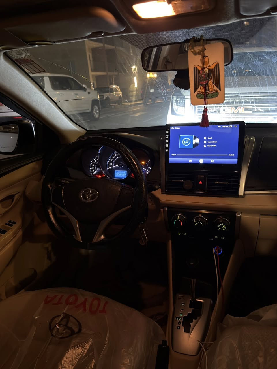 سلام عليكم .تيوتا يارس 2016 خليجي وكالة (الساس) السيارة نظيفة جدا  شاشة كبيرة وكامرة حساسات خلفيه .لايت زينون عالي ناصي ماشية167الف كيلو متر السيارة كفالة عامة من الشواصي والغدوالايرباك . بيها قطعة وحدة صبغ جاملغ خلفي عكس السائق فقط وبيها مكان واحد بارد بسيط 
*********** متواجد على الواتس اب
