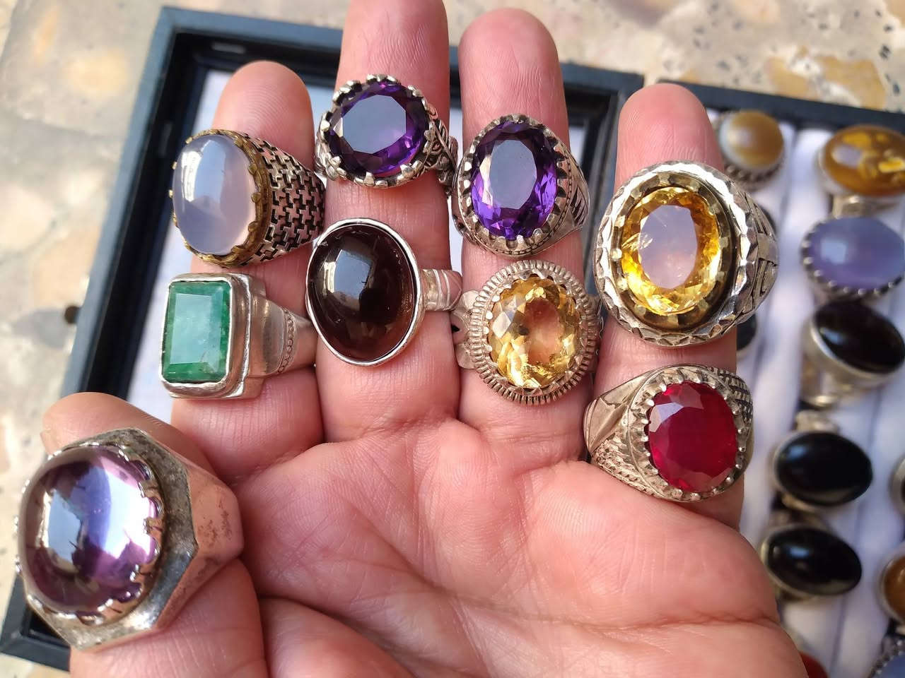 طبلة محابس ثقيله صياغات قديمه اكثرهن يماني.  عدد ٣٤ محبس وزن كلي ٦٢٠ غرام. قوالب ثقيله نقش يدوي احجار طبيعيه. 
للمهتم  خاص يوجد توصيل


**إذا كنت صاحب هذا الإعلان وتريد حذفه لأي سبب، رجاءا أرسل رسالة إلى الدعم الفني**