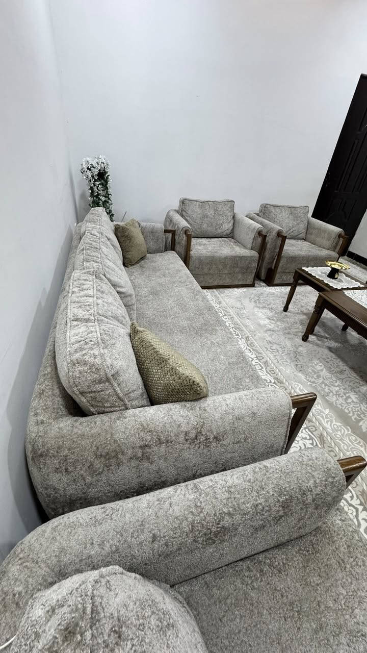 السلام عليكم
تخم ايراني موديل تركي 10 مقاعد 
خشب زان مشتري قبل اقل من شهرين 
السعر مليون و 600 
تواصل خاص او الاتصال ***********
