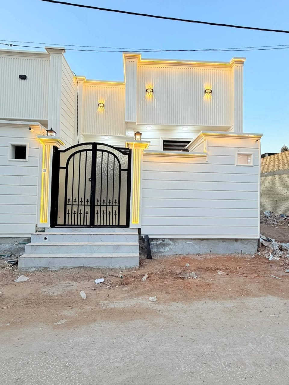 بيت بمساح 100 متر فول
(((((عنوان لمكتب بركات الحسين مقابل ملحق قرية لغدير عمود 327))))) 
#طابو_زراعي***********

#نجف مقابل _قرية الغدير 
شغل جناي
شغل درجه آولى حقيقي 

اساس وسقف صب مركزي 
بناء طابوق 🧱 
غرفتين وصاله وستقبال ومطبخ وصحيات داخليه وخارجيه 
بيت جاهز مفتاح 🔑 

#يبعد_عن السوق مسافه بسيطه 
شارع تبليط وكافت الخدمات متوافره والكيات الباب البيت
