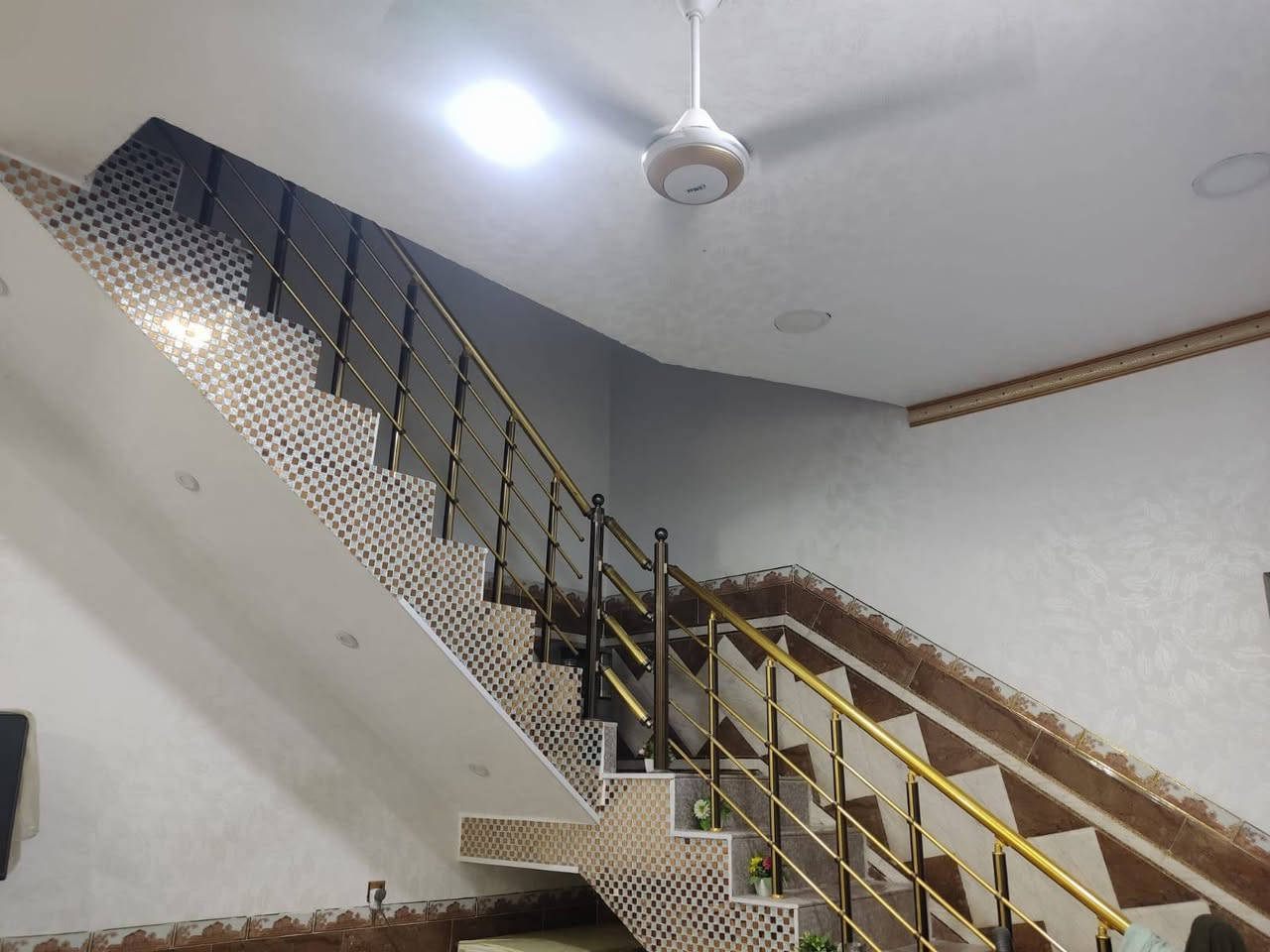 يالله ..بيت للبيع في نهاوند الثانيه قرب مدرسه الوقف الشيعي ومدرسه عزيز العراق .البيت طابقين حديث نظيف والبيت فارغ حاليا لتفاصيل اكثر الاتصال ***********
