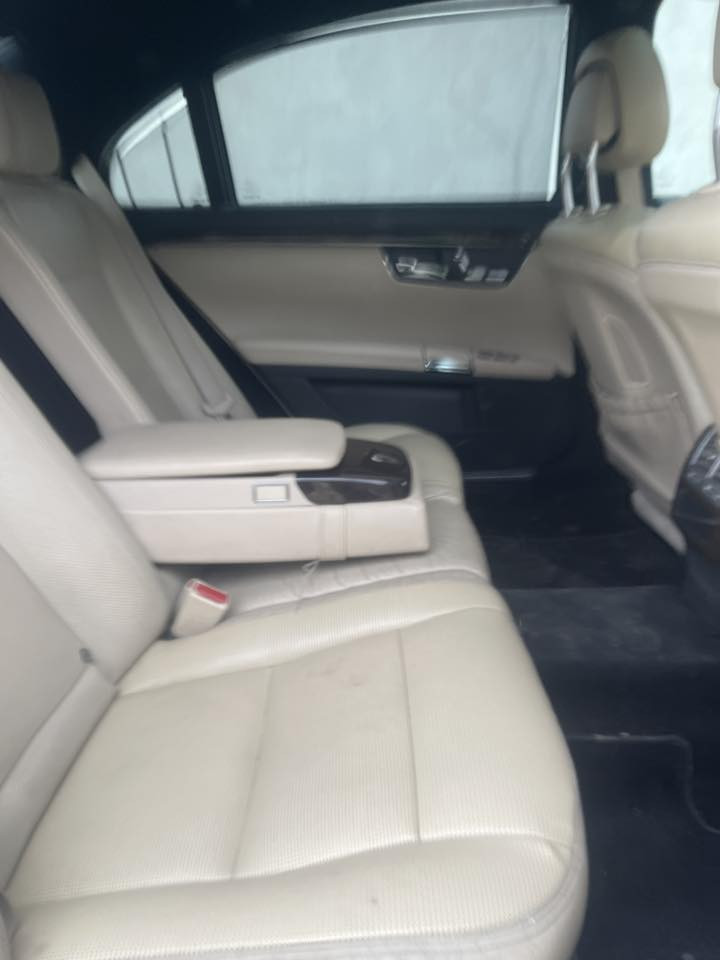 Class S.  S350 category.                                         2011 model.       بيها تبديل باب سايق ربيها صبغ هلال خلف 
محرك CGI بدون تيربو 
محرك مال وارد جديد 
بنوراما 
ردار 
ناصور ليلي 
تحديد مسار 
تخم تاير 
كشنات كهرب أمام خلف 
عليها غرامه ١٣ورقه تنزل من السعر 
سعر ٢١٠
***********
