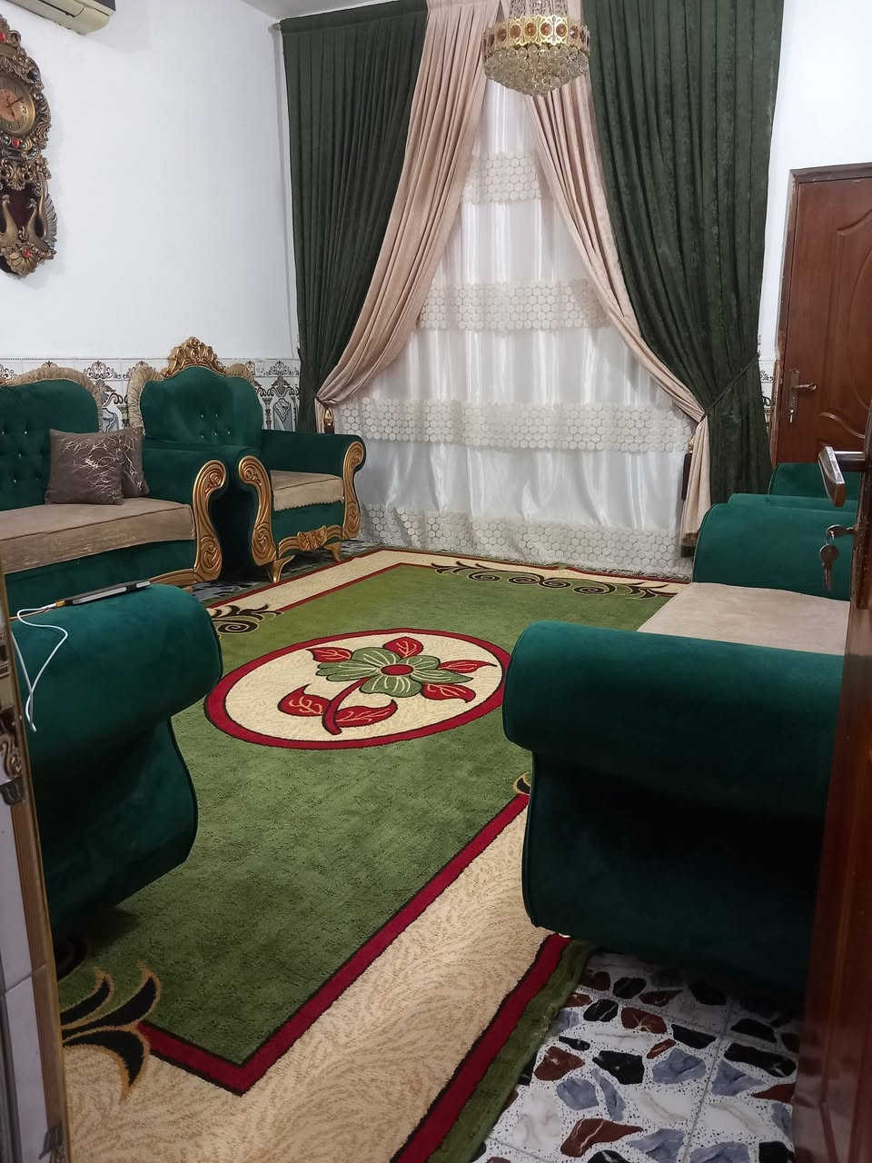 السلام عليكم بيا للبيع في تقاطع النهروان قريه زين العابدين عليه السلام
يتكون من! 
ثلاث غرف✅

صاله كبيره✅

مطبخ حار بارد✅

هول ✅

واستقبال✅

ومساحه كبيره ✅

حديقه اماميه خلفيه✅

البيت كامل كامل متكامل من

سيراميك وماء وكهرباء 

البيت موقع حلو احلا موقع بلفرع

السعر مناسب جدا 

رقم *********** سيد احمد 

الموقع بغداد تقاطع النهروان اول جسر مشات مشروع المبطّن
