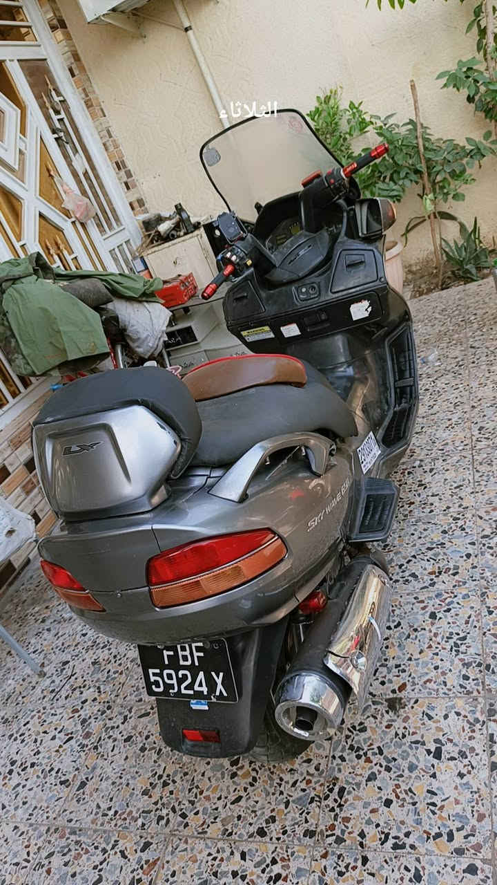سلام عليكم دراجه سكاي ويف فئه LX مكينه 650دراجه مكينه بلادي ممفتوح شلعه معدل خير من الله ادك 210 زوج تايرات جديد باله أصلي لايتات زنون اناره حمره داخل عدسه مرايات شفط  بريكات ABS بيها ملاحضات بسيطه. وياها تخم نوزلات بلادي شغال  بيها مشكله صارت عندي تكطع نوزلات مجاول ماعرف ابيعها على هاي وظعيه مستعجل اوراق موجوده  سعر مليون و ٧٥٠وبيها مجال شراي فقطط يتصل متواجد واتساب مكان بغداد***********
