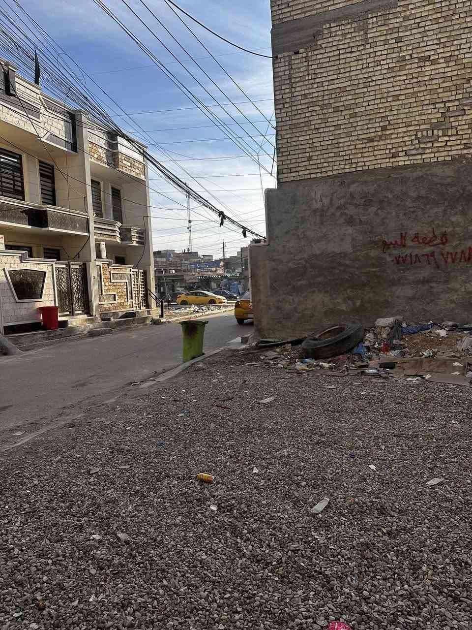 السلام عليكم للبيع قطعتين متلاصقه مساحة كل واحدة منها 91 متر ثاني قطعه عن شارع احمد الوائلي حي البساتين جاهزة بالماء والمجاري والتبليط ملك صرف سند 25 للاتصال ***********
