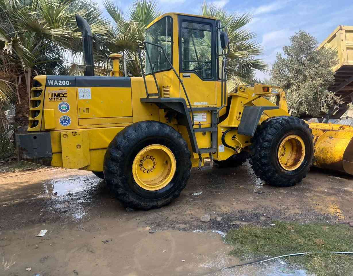 السلام عليكم للبيع شفل كوماتسو دخول جديد حجم 200 محرك 6 سلندر كمنز بعده منفيس مكينه جديده مشتغله قليل بالعراق 
للاستفسار الاتصال ***********
