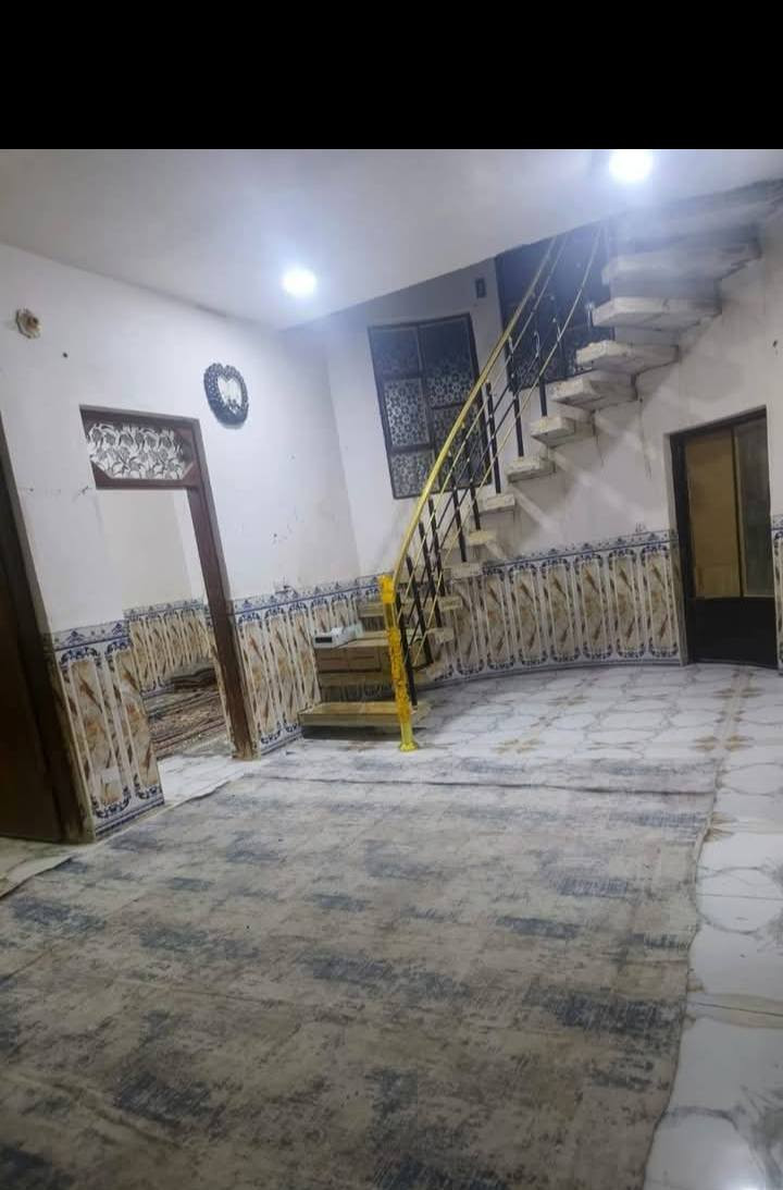 بيت للبيع مساحته 150 متكون من غرفتين وصاله ومطبخ وبراني وصحيات داخليه العنوان الديوانيه الشافعيه على السايدين يم محلات جوني سعر70وبي مجال قليل الرقم والاستفسا***********.
