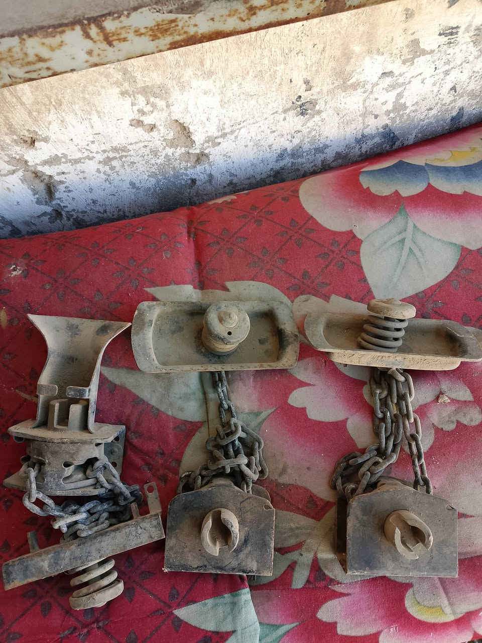 سلام عليكم من رخصت الادمن
يوجد بيبان لاندكروز من موديل 82 الى موديل 89 وأيضآ يوجدبكرات مال اسبير مال لاندكروز العنوان ديالى بلدروز 
***********
