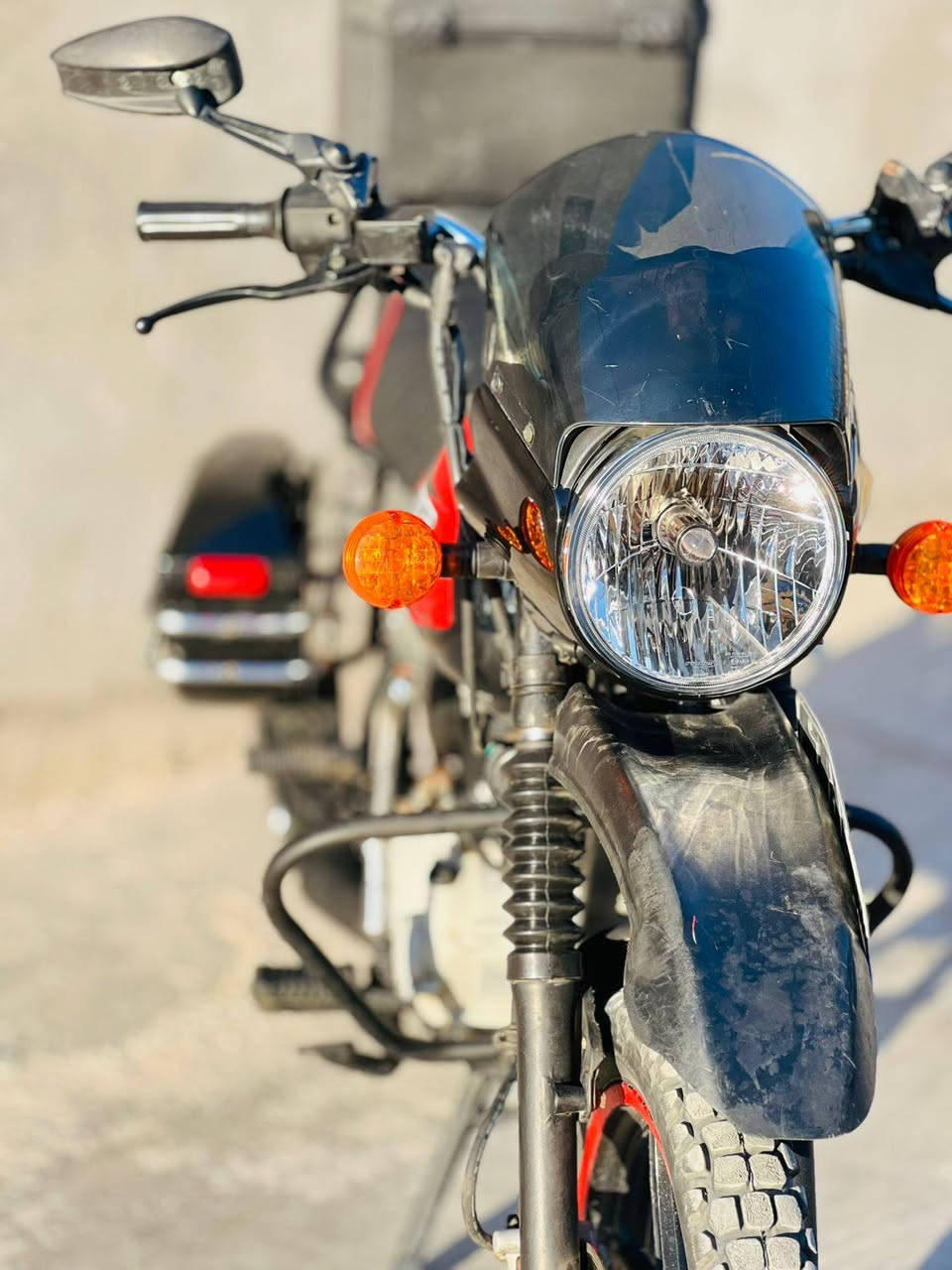 يالله 
بوكسر 22 طالعه ب 23
دراجه نظيفه واحلا من الصوره
مكينه بحاله جيده لاتنقيص لا تبخير
كهربائيات كامله +جنط +صندوگ
رقم أنگليزي  وسنوية دراجه مشروع وطني وباأسمي 
تحويل وين متريد وشوكت ميعجبك السعر 1900
وبيها مجال بسيط للاتصال ***********
