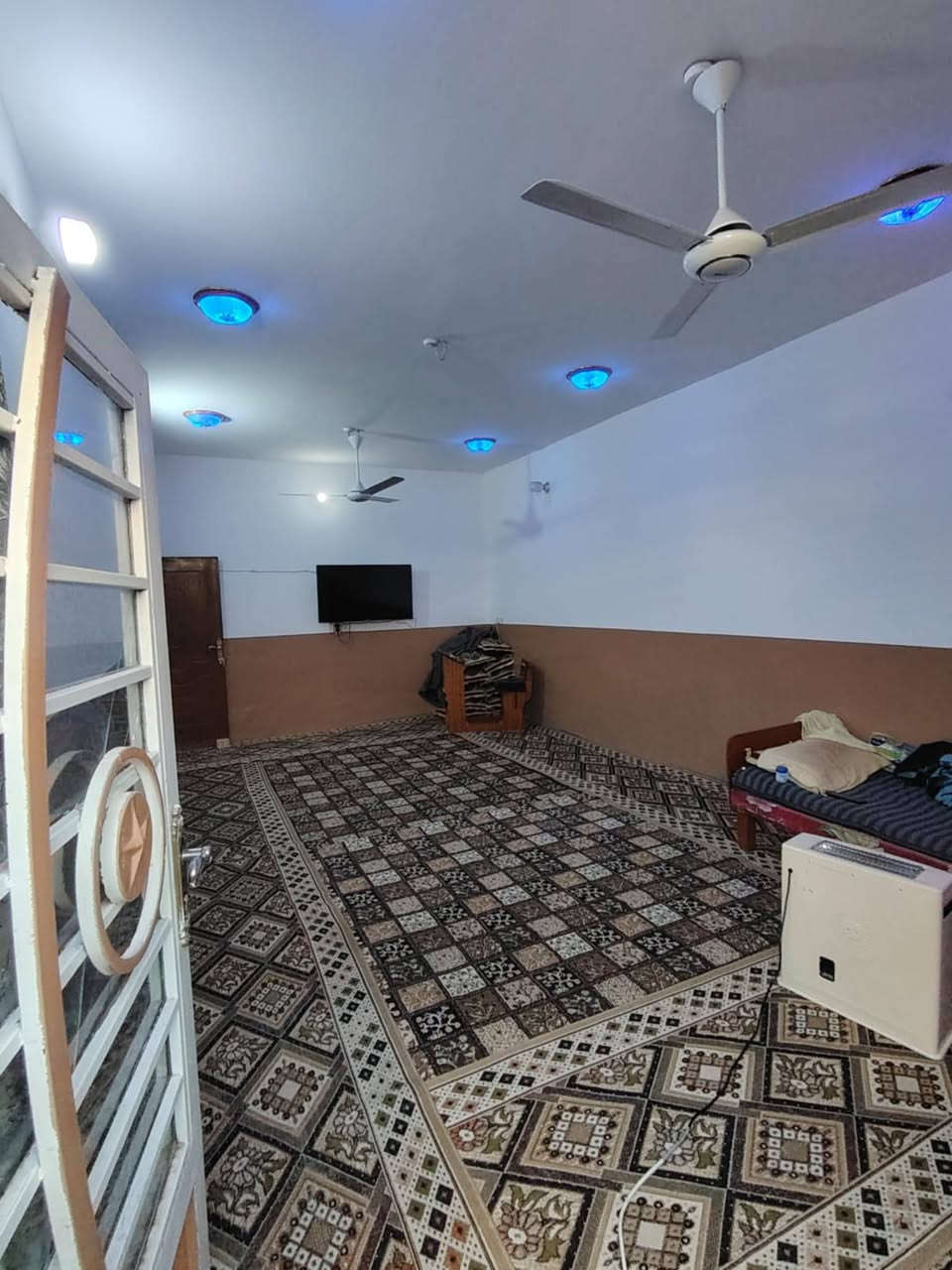 بيت حديث طابقين بمساحة 120متر سند 25 اقرار محكمه مباشر بأسم المشتري يحتوي ع 3 غرف نوم مع صاله واستقبال ومطبخ عدد2 مع مجاميع صحيه عدد3 -- العنوان كربلاء شارع السيده زينب شارع ابو ماشه خلف مطبخ العتبه بسعر 90 للاستفسار ***********
