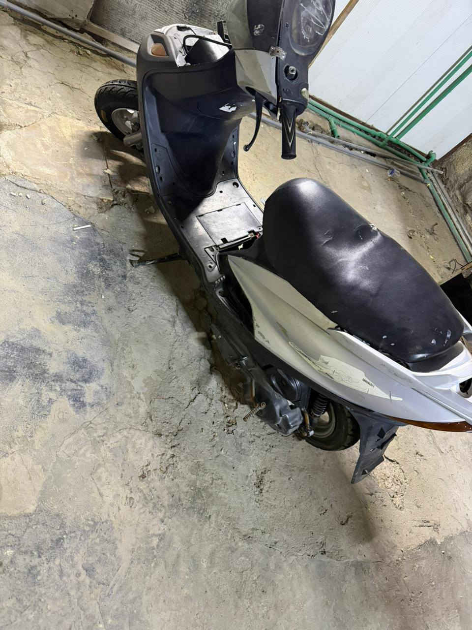 دراجه ماكس 140 كلها بلاديه برغي ممفتوح بيها بس ما عده الصالنصه فقط لحيم…
عقل رياضي ٩نمر و كابريتر جديد شدهن ثنينهن جديد…

وكفاله من ناحيه المكينه و ما شاء الله صحيح مقفوله بس ادك 120 حقيقي بوشه بلادي 

*********** مكان بغداد حي الاعلام
