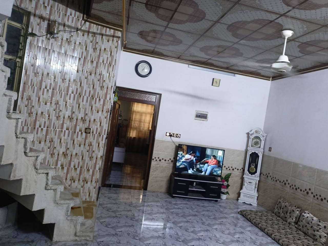 بيت للبيع العنوان حي الرشيدية المساحه 170 واجهة 7 ونص
البيت طابقين : طابق الأرضي 
غرفه نوم كبيره 
هول 
استقبال 
مطبخ 
صحيات 
الطابق الثاني: 3 غرف وغرفه سويت 
وهول وبيتونه بالطابق الثالث 

الاستفسار الاتصال عبر الرقم

 ***********
