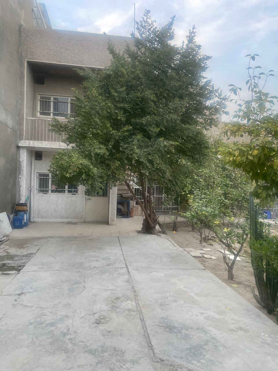 مشتملات اثنين علوي وسفلي صالحة للسكن ، مفصولات عن بعضهم ، مساحة ٩×٣٠ أو ١٠×٣٠ من بيت مساحة ٦٠٠ متر . بغداد ،بلديات ،قرب دائرة المرور ، محلة ٧٣٨ .
بناء ٢٠٠٢ ، صالحة للسكن .
سعر متر ٣،٠٠٠،٠٠٠ مليون 
اتصال، (*********** )
