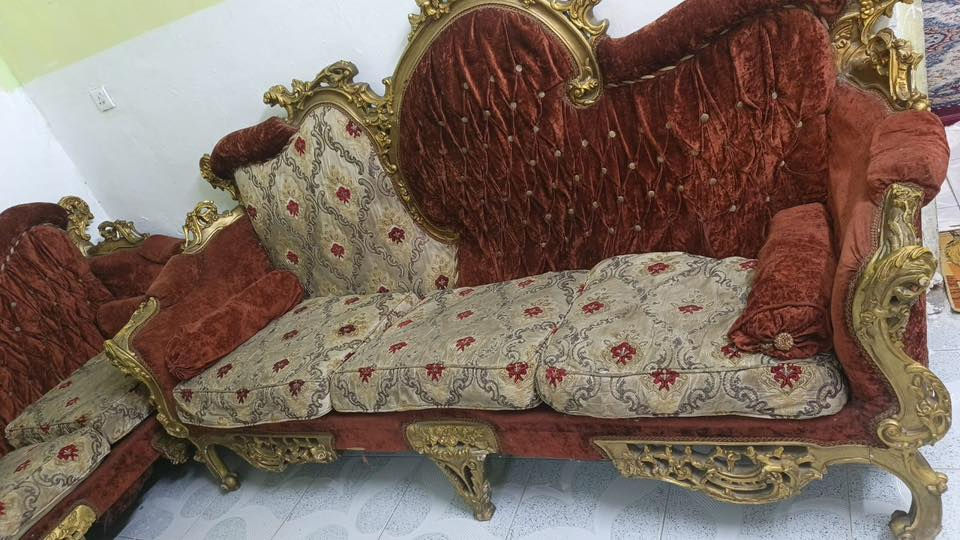 السلام عليكم تخم ملكي طراز مصري ثقيل 10 مقاعد متكون من 2 قنفه ثلاث مقاعد و 4 كراسي التخم بحاله جيده المكان الشعب السعر 250 الف الغرير ***********
