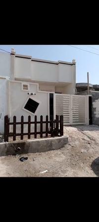 الدار للبيع حي الشهداء المساحه 100متر الجبه 5النزال 20. البيت بناء حدي...