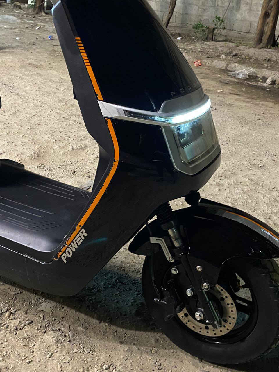 السلام عليكم للبيع دراجه شحن بوليس مواصفات 6بطاريات سرعه 90 سرع 3 بريكات دهن اشاير يمنه يسره ورباعي لايت زنون عالي ناصي هورن نضام الRرجوع للخلف والبارك مثبت سرعه مكاني بغداد جديده سعر 490 وبيها مجال ***********
