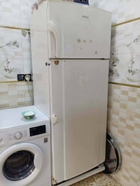 ثلاجة للبيع السعر 100 شغاله حجم كبير 07713575784