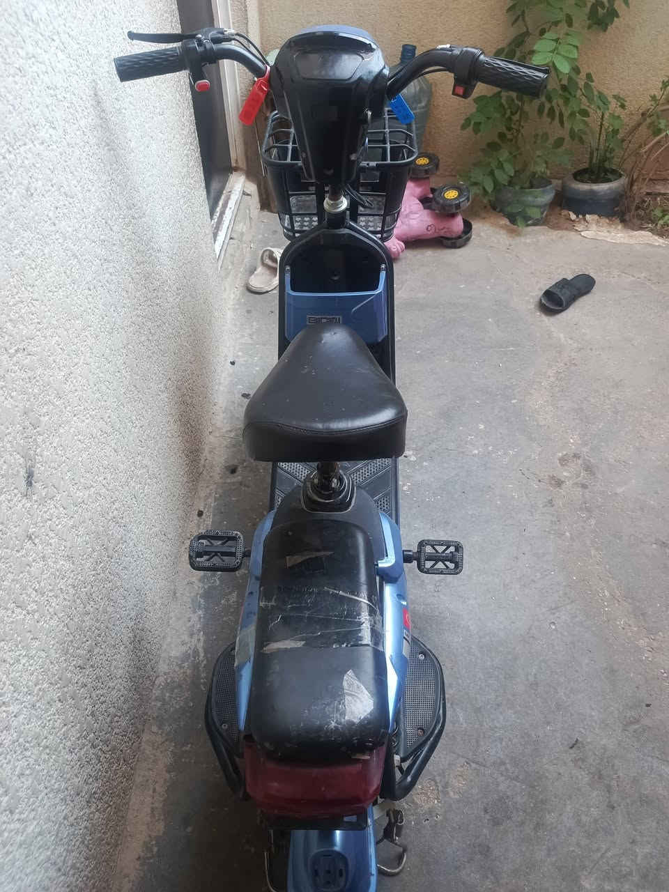 عندي هذا شحن للبيع ما استخدمه بطارياته ضعيفات شغال كلشي ما بي رايده ب ١٢٥ بي مجال بسيط مكاني كربلاء 
***********
