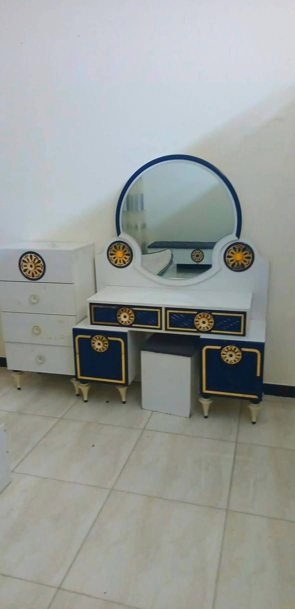 السلام عليكم عندي غرفة نوم للبيع 10قطع نضيفه مابيها ضرر مكاني بغداد أبو دشير ***********
