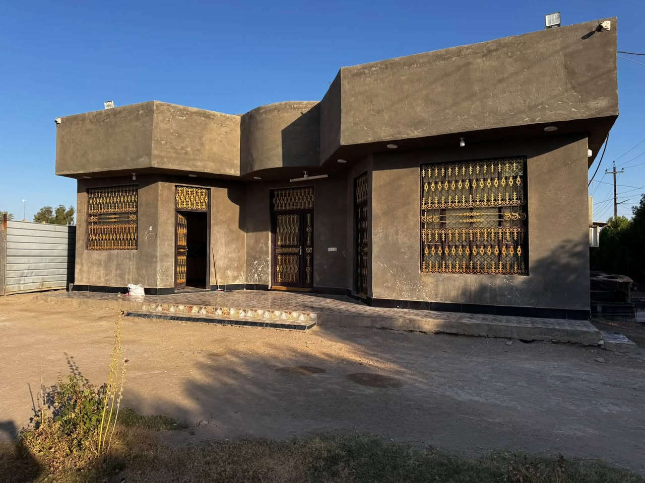 السلام عليكم
دار 🏠 في منطقة البوعلوان 

قرب المدارس والمركز الصحي 

مساحه الدار مع الارض 2000م

يحتوي على ثلاث غرف نوم قياس 6|ب4

وستقبال 5 في 5 وصاله داخليه باقي التفاصيل في الفيديو 

للاستفسار الأتصال على الرقم 

او زيارة المكتب 

مكتب امير العلواني للعقار 

الموقع حصن جعفر خلف البستان 

***********

