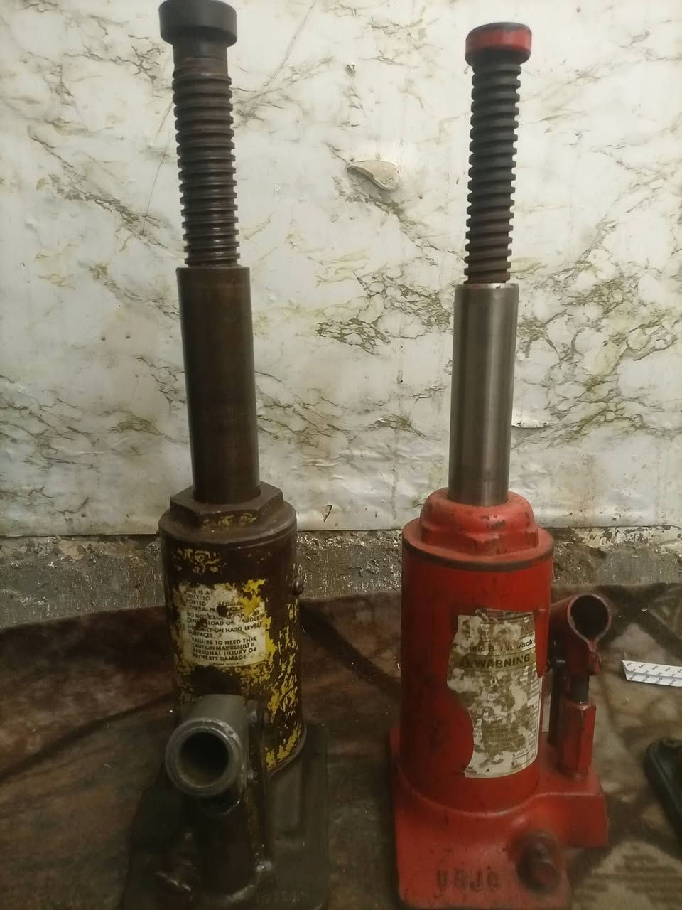 السلام عليكم
جكات عدد 6 كلهن شغالات كاملات وأبو العربانه جديد 
وبيهن امريكي أو بيهن ياباني أو بيهن صيني كلشي بيهن ولباور شغال ع الفحص ولمكسر هم شغال أو على الفحص تفاصيل اكثر اتصل أو بيك خير ودلل ***********عنوان بغداد الحسينيه الراشدية
