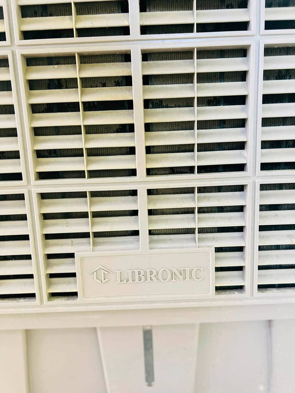 مبردة صحراوية متنقلة  
(Evaporative Air Cooler)

* الاسم: LIBRONIC Portable Evaporative Air Cooler (مبردة صحراوية متنقلة)
* النوع: تبريد بالماء والهواء (وليس مكيف فريون).
* الخزان: حوالي 100–150 لتر.
* تدفق الهواء: تقريبًا 12,000 إلى 18,000 متر³/ساعة.
* مساحة التبريد: حوالي 80–150 م² حسب التهوية.
* استهلاك الكهرباء: بين 500–900 واط.
* عدد السرعات: 3 سرعات.
* التغذية الكهربائية: 220–240 فولت، 50/60 هرتز

    المزايا:
    * مضخة ماء داخلية.
    * فلاتر تبريد (Honeycomb Cooling Pads).
    * عجلات للحركة.
    * مخارج هواء قابلة للتوجيه.
    * إمكانية توصيل الماء مباشرة أو تعبئة الخزان يدويًا

للبيع 💵
الموقع 📍 
الوزيريه الصناعيه 

للاتصال او الاستفسار ع هذا الرقم :
‭***********‬
