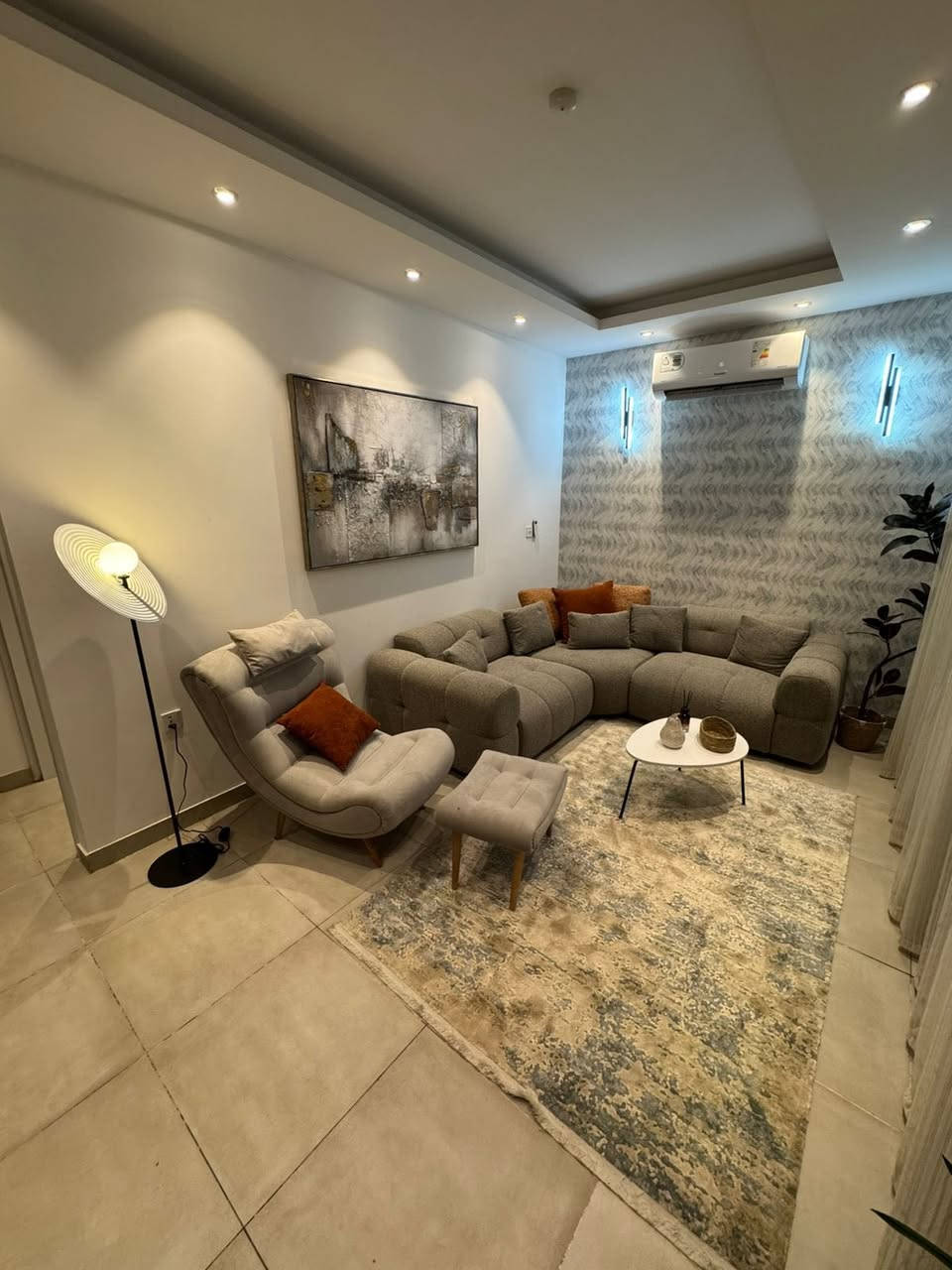 ✨ **فرصة سكنية مميزة في مجمع اللؤلؤة السكني في كربلاء!** ✨
🏡 **تفاصيل المشروع:**
- تسليم الوحدات خلال 8 أشهر.
- مساحات تبدأ من 200 متر مربع.
- أسعار تبدأ من 255 مليون دينار.

💰 **خيارات التمويل:**
- قرض عقاري يصل إلى 116 مليون دينار.
- **خصم 5%** عند التسديد.
- **خصم 20%** عند الدفع النقدي.

لا تفوت هذه الفرصة الذهبية! للحجز والاستفسار، تواصل معنا عبر:

📞 *********** (موبايل + واتساب)  
📞 *********** (واتساب فقط)
