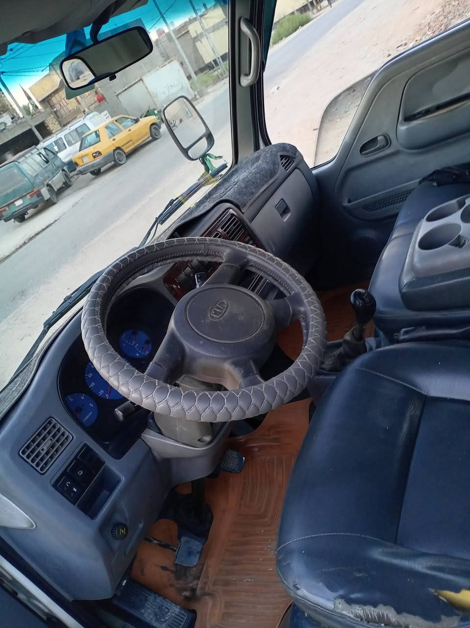 السلام عليكم للبيع كيا ام عيون موديل 2002 السياره كفاله عامه الاتصال عل رقم ***********
