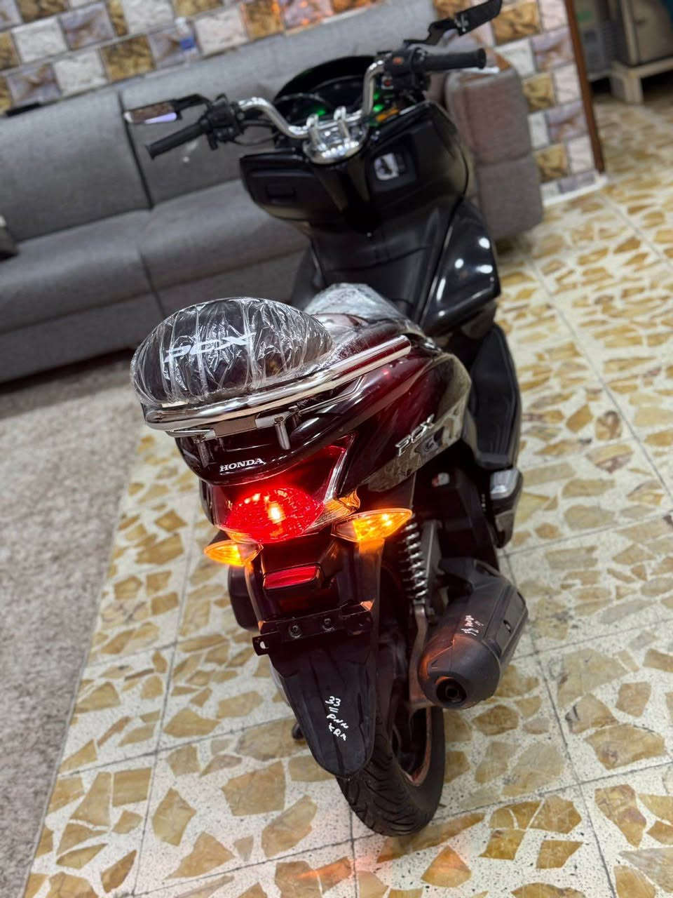 السلام عليكم للبيع دراجه pcxجيل اول   ياباني اصلي مكينه 150 دراجة مال رمبه ماخذها رمبه الدراجه على ايدي 
الاصلي دراجه جديده مال جناي
الاصلي دراجه كامله أستان كهربائي حساس ازدحام ٢ دراجه جديده الدراجه مكينه لوك برغي ممفتوح بيهه شلعا معدل خير من اللّٰه دراجه تكول جديده بمعنئ الكلمه واحلا من الصور دراجة مكينه مكفوله اي نقص مابيه
السعر مليون و350   وبيه مجال 
اي استفسار*********** بغداد الصالحيه بغداد, العراق
