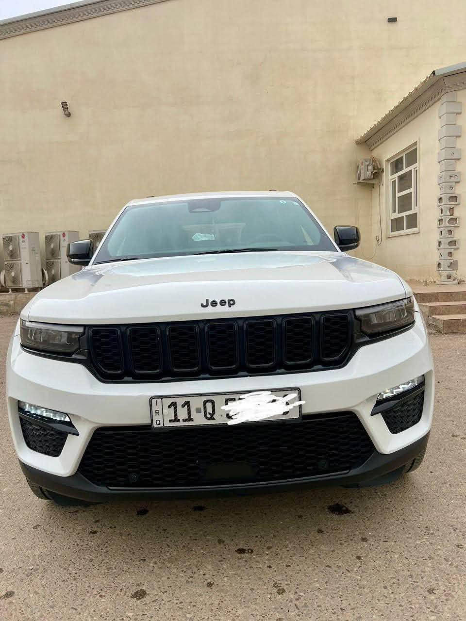 جيب 5 راكب 
   JEEP GRAND CHEROKEE, ALTITUDE Black top
التيود.  بلاك توب 
الموديل : 2023 . (وارد امريكي) . 
المحرك : (3600)v6.
العداد : .(27،000 m. )
رقم بغداد الجديد بأسمي تحويل ثاني يوم.
* رادار امامي مع مانع تصادم.
*مانع تصادم خلفي.
* شاحن موبايل وايرلس. 
* فتحة سقف
* دفع رباعي
* شاشه مع كامرة 
* نظام الخرائط (GPS).
* كير شفتات بالستيرن. 
* المصابيح الأمامية LED. 
*المصابيح الخلفيه LED.
* المقعد الأمامي للسائق كهرباء.
* حساسات خلفهية. 
* بلوتوث تلفون. 
* محدد سرعة. 
ضرر السيارة:نص بنيد صبغ معدل ع گد الضربة ومصبوغ والدعامية الامامية مالتها الأصلية مامبدلة وصور الحادث مرفقة في المنشور بدون ي ايرباك بدون ي دواخل.
باقي السيارة كفالة عامة ويوجد سونار.
السعر 29 الف 

للاستفسار  : ***********
