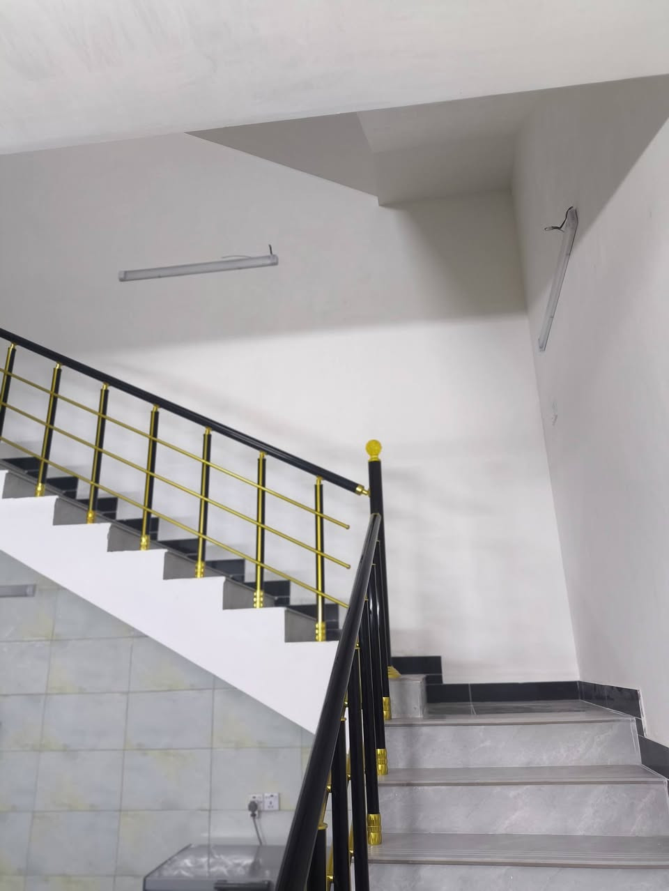 بيت للبيع المساحة ١٠٠ متر طابقين
٣ غرف نوم واستقبال و صاله كبيره جوه وفوك و ٣ خدمات خارج وداخل وبالطابق الثاني 
بي كراج صغير البيت كامل بي نقص واجهه فقط
منطقه كامله خدماتها تبليط ومجاري وكهرباء 
موقع ممتاز قريب على جامع و مدارس ابتدائية ومتوسطه بنين وبنات تقريبا  ١٠٠ متر ...  قريب ع السوك وشارع ٦٠ 
يبعد عن سربع الدورة  ٢٠٠ متر ...  الدورة بالزراعي بين الصحة وشارع ٦٠ ---  السعر ١٦٠
للاستفسار الاتصال ع الرقم  *********** موجود واتساب ..
ماارد لا تعليقات ولا مراسله ع الفيس
