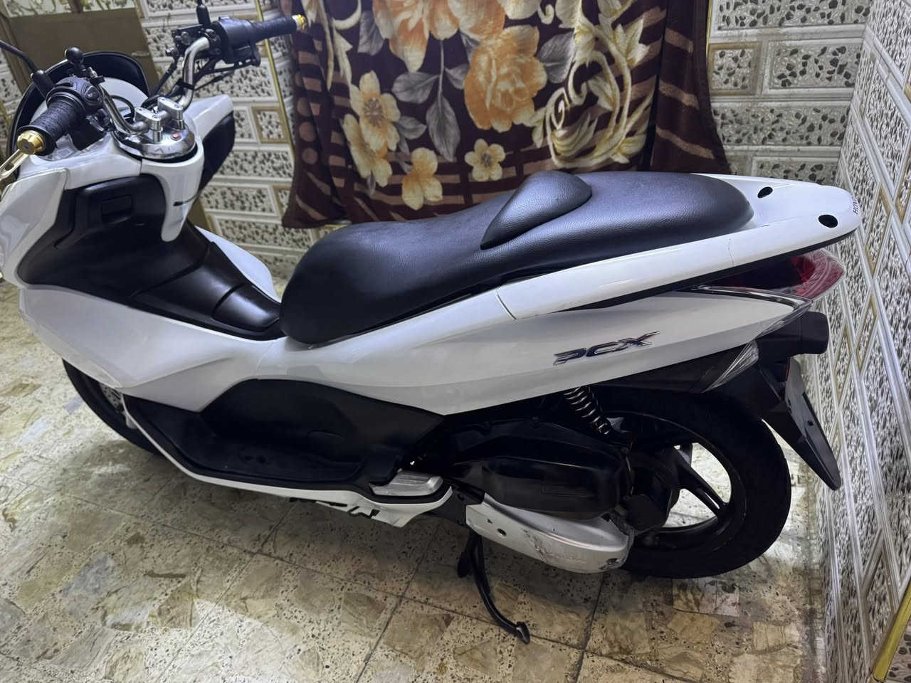 السلام عليكم
دراجه بي سي اكس جيل الاول مال رمبه لون ابيض صدفي
دراجه مكفوله مكينه وكهربائيات 
العنوان بغداد قرب ساحت مظفر
الشراي يتصل الضاص مغلق 
رقم الهاتف ***********
