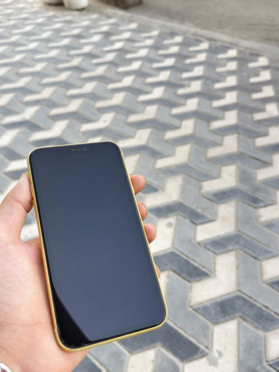 سلام عليكم 
ايفون 11 عادي جهاز بلادي وتر 
ذاكره 128
 بطاريه 73
العسر 240 وبي مجال 
مكاني بغداد المحمودية 
***********
