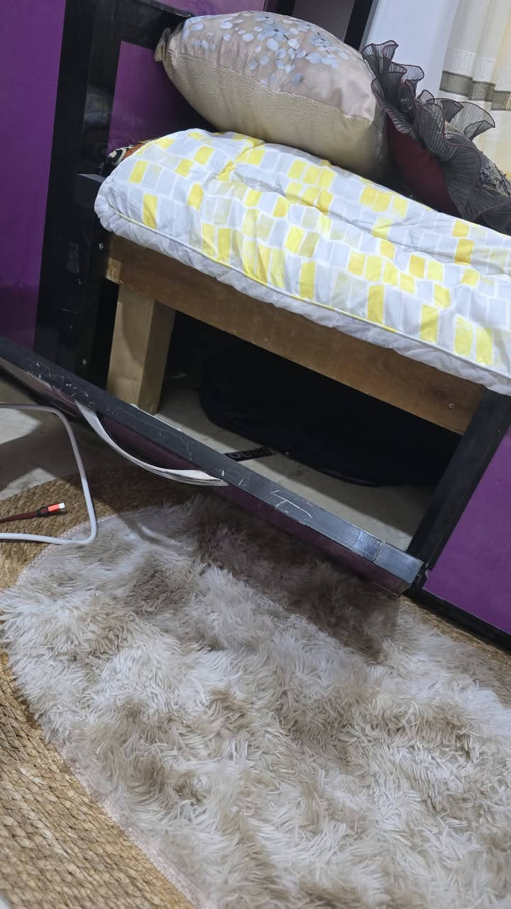 جرباية ألمنيوم مع قاعدة خشب
نظافتها مثل ما واضح بالصور مع مساحة تخزين بالاسفل وبوابات تنفتح وتنسد كذلك بالاعلى تحتوي رفوف تخزين مع بوابة .
السعر ١٥٠ وبيها مجال بسيط 
للاستفسار واتساب *********** 
تحياتي❤️
