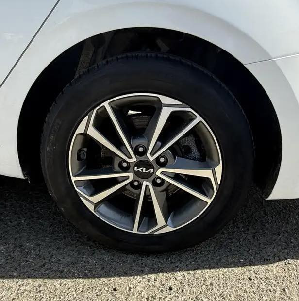 سلام عليكم عندي ويل كب وتايرات حجم 16 نفس الي بالصورة كلش نظيف وبي تخم تاير كومهو اريد مراوس بويل حديد وتايرات حجم 15 نفس الي بالصورة 20 فتحة الي عندة ينزل رقمة وعنوان 
رقمي *********** 
تحياتي
