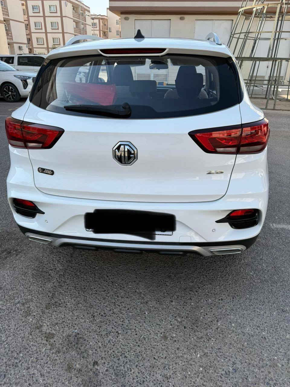 سيارة ام جي ZS موديل ٢٠٢٤ للبيع 
بيها ضمان الشركة

وماشية ٤٦٠٠ مرقمه بصرة بإسمي
بيها ضربة خفيفة بالباب اللي بصف السايق
ZS نص مواصفات
محرك 1.5
ناقل سرعة CVT
قوة المحرك 118 حصان
جنط 17 الومنيوم
مصابيح امامية LED
مصابيح نهارية LED
مصابيح خلفية LED
مكابح توقف الكترونية Auto hold
A.B.S
نظام الثبات الالكتروني ESP
نظام توزيع قوة الكبح EPD
نظام مكابح المنعطفات CBC
نظام مراقبة ضغط الهواء في الاطارات
نظام مساعد صعود التلال HAC
نظام مساعد نزول التلال HDC
وسائد هوائية عدد 2
مرايا كهربائية
اشارات في المرايا الجانبية 
مقود جلد مع تطريز احمر
حامل سقف
تكييف الكتروني
فتحة تكييف خلفي
فلتر لتنقية الهواء
نوافذ كهربائية مع فتح اوتوماتيكي
مثلت سرعة
بصمة
مقود قابل للتعديل
شاشة 10.1 انش
كاميرا خلفية
4 سماعات
بلوتوث
مداخل USB عدد 5 مع شاحن
Android Auto
Apple car play
تحكم بالمقود
حساس خلفي
شاشة عدادات 3.5 انش
عادم مزودج ( دبل اكزوزت )
كروم حول النوافذ
مقابض كروم
فرش قماش 
ضمان 3 سنوات او 60,000kmايهما اقرب
مكاني البصرة/مدينة الامل
السعر 130 وبيها مجال
*********** البصرة, العراق
