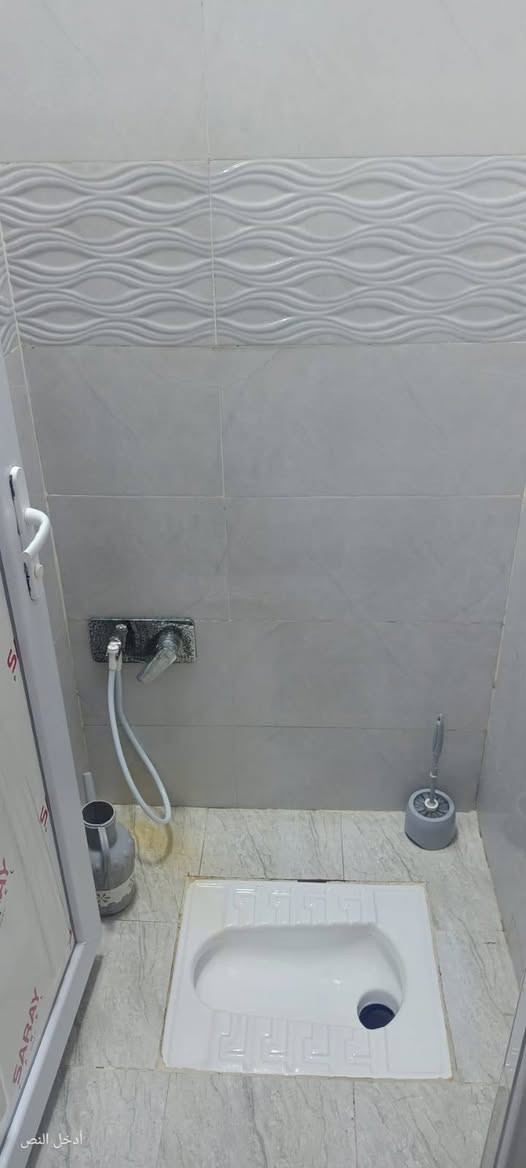 أسعد الله اوقاتكم بكل خير 💢 
احبتي متوفر دار سكان البيت السماحه 100متر 
وجهه 10ونزال 10
البيت جديد 
موقع البيت البصرة أبو الخصيب شارع ابو كوصره غريب علا الشارع موقع حلو مرتب 
البيت يحتوي علا
غرفه
وصاله
وديوان
ومطبخ
وصحيات داخليه وخارجيه ⚪ 
نوع العقار طابو زراعي عراقي سند 25 ⚫ 
سعر البيت 50اوبي مجال بسيط
باقي الستفسار وعلا رقم 
***********
***********
