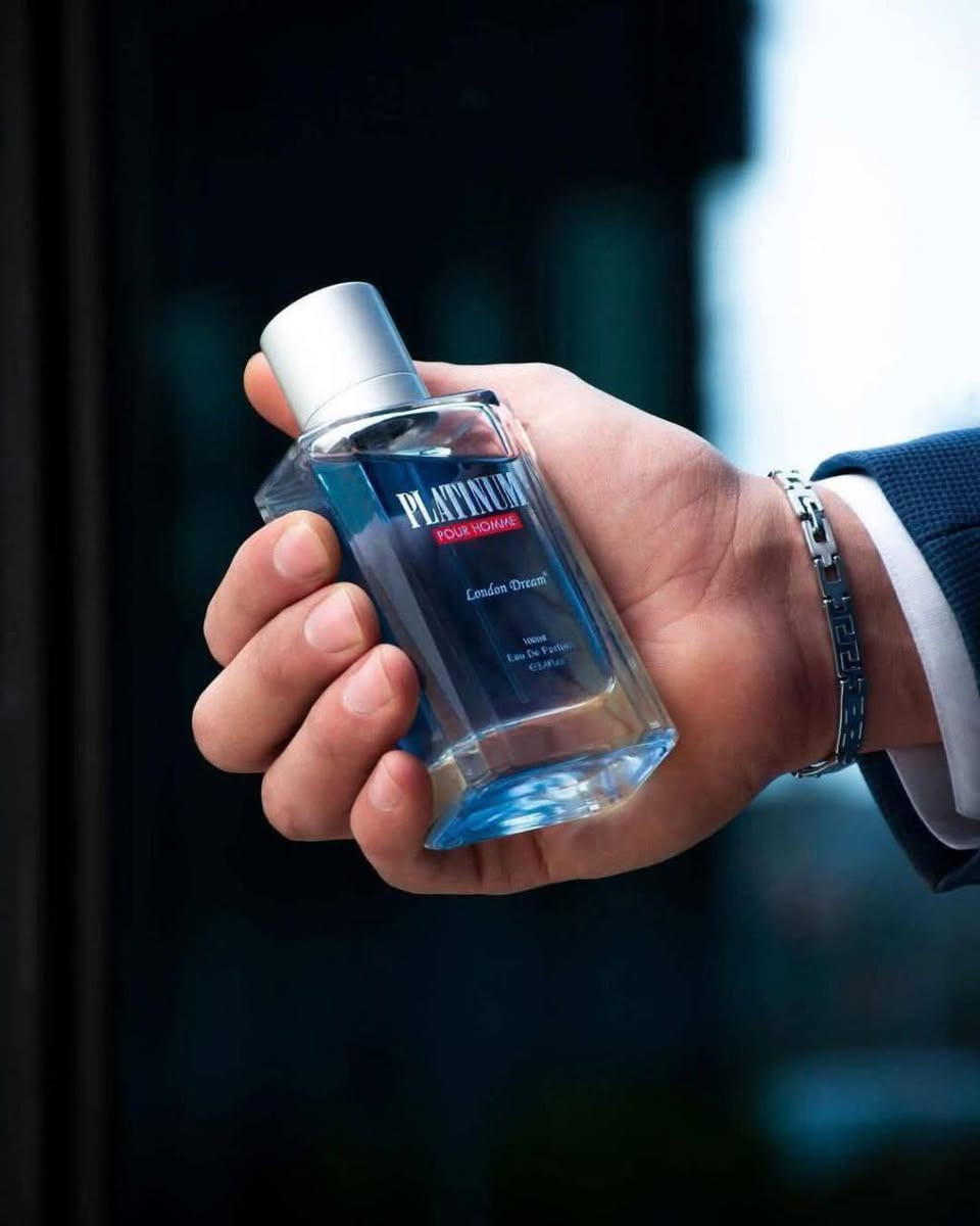 🔥 عطر لندن دريم بلاتينيوم بور هوم الاصلي الاماراتي🇦🇪💯 (London Dream Platinum Pour Homme) هو عطر رجالي بتركيز ماء عطر (Eau de Parfum) مصمم ليمنح إحساساً بالفخامة والرجولة. يأتي العطر في زجاجة بحجم 100 مل، ويتميز بكونه فوّاحاً ويدوم طويلاً. عطر رجالي فاخر يجمع النظافة، الفخامة، والرجولة في زجاجة واحدة 💎

إذا تحب العطور الكلاسيكية النظيفة اللي تفرض حضورك بدون إزعاج…
هذا العطر معمول إلك 👌
✨ فوحان يلفت الانتباه
✨ ثبات طويل يرافقك طول اليوم
✨ رائحة راقية تناسب كل الأعمار
✨ مثالي للدوام، الطلعات، والمناسبات

افتتاحية منعشة بالأناناس والبرغموت 🍍قلب أنيق بالنعناع والهيل 🌿
وقاعدة دافئة فخمة بالكشمير والعنبر 🤍

✅ عطر عملي – أنيق 
اختيار ذكي لكل رجل يحب يكون مرتب، نظيف، وملفت بدون مبالغة 😎
#الاصلي المنشأ الإمارات 🇦🇪💯
السعر 10الاف
🚘يوجد خدمة توصيل لجميع محافظات العراق 🚘


**إذا كنت صاحب هذا الإعلان وتريد حذفه لأي سبب، رجاءا أرسل رسالة إلى الدعم الفني**
