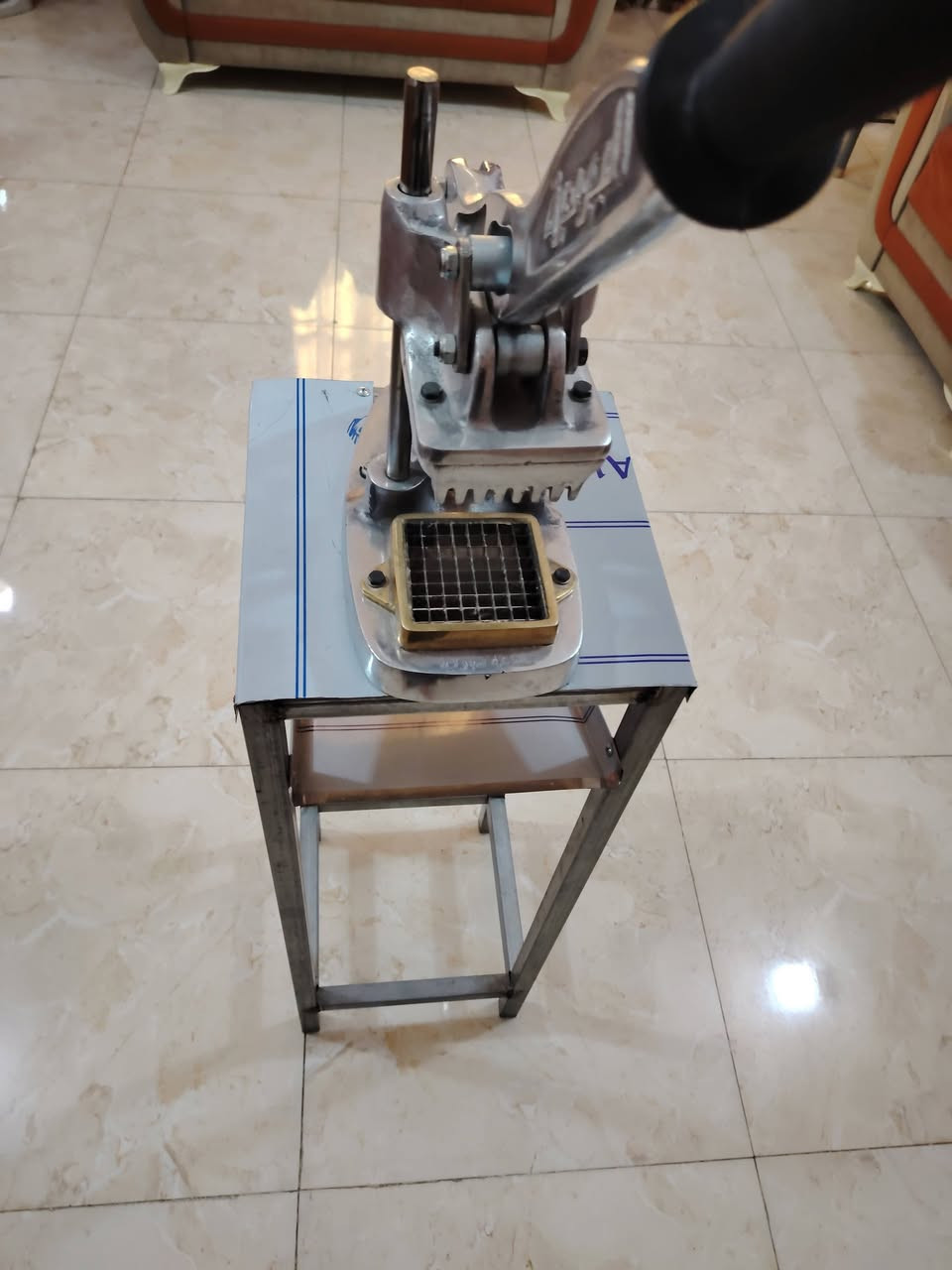 عندي طباخ وقطاعة فنگر للبيع سعر الطباخ ١٩٠ وبي مجال والقطاعة ب٨٠ جديدة غير مستعملة للاستفسار ***********
