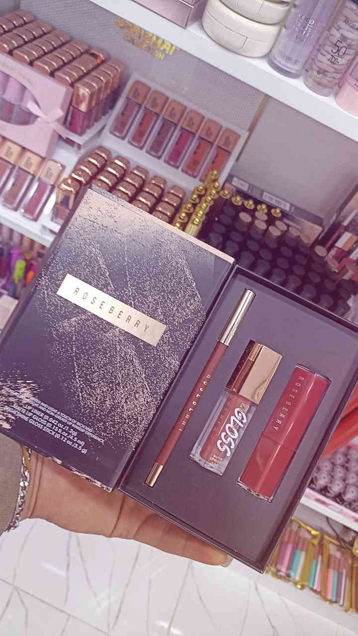 طقم ليب كلوس سعر  5تالاف 😍🔥#محمد_كوزمتك
#جميع_مستلزمات_مواد_تجميل 
موقعنا:شارع حجي قاسم خلف حبيب مول  داخل مجمع قـمبـر

متوفر توصيل داخل خانقين 🏍️
كل يوم شي جديد بضاعه حلوه بسعر مناسب 
☎️***********
